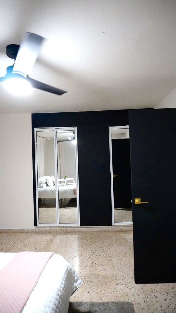3 chambres, fer et planche à repasser, Wi-Fi, draps fournis