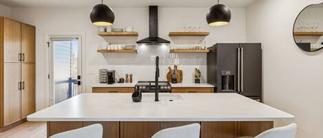 Jääkaappi, mikroaaltouuni, uuni, liesi