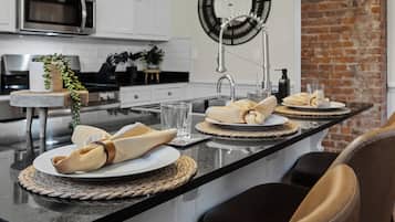 Kylskåp, mikrovågsugn, ugn och spishäll