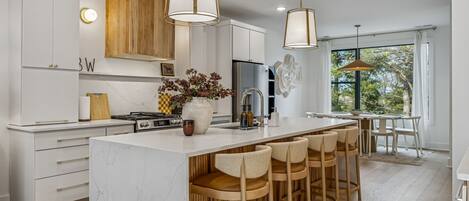 Refrigerador, microondas, horno y parrilla de estufa