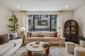 Een televisie, een open haard en een kantoor