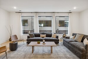 Televisión, chimenea y oficina 