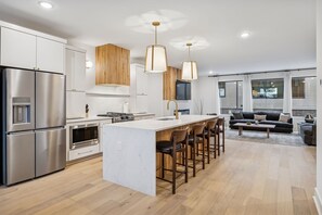 Refrigerador, microondas, horno y parrilla de estufa 