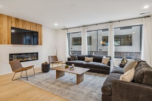 Televisión, chimenea y oficina 