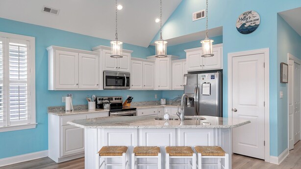 Coffee/tea maker, fridge, microwave, oven - Molly's Beachside Cottage 3BR 2BA Almost Oceanfront in Atlantic Beach (Atlantic Beach)