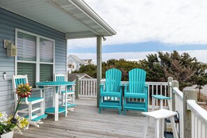Outdoor dining - Molly's Beachside Cottage 3BR 2BA Almost Oceanfront in Atlantic Beach (Atlantic Beach)