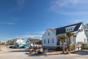 Exterior - Molly's Beachside Cottage 3BR 2BA Almost Oceanfront in Atlantic Beach (Atlantic Beach)