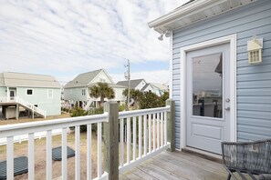 Property grounds - Molly's Beachside Cottage 3BR 2BA Almost Oceanfront in Atlantic Beach (Atlantic Beach)