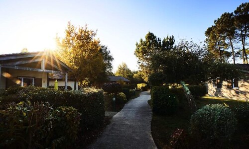 Cottage Near Lake Parentis With Pool