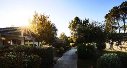 Cottage Near Lake Parentis With Pool