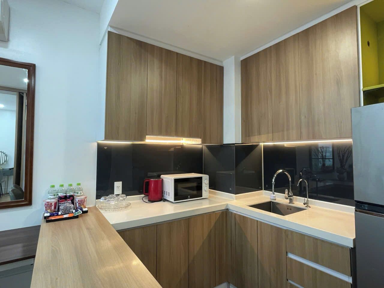 Full-sized fridge, microwave, oven, stovetop