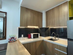 大型冷蔵庫、電子レンジ、オーブン、コンロ