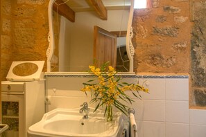 Shower, hair dryer, towels - Apartment 'Son Coves Petit' with Mountain View, Wi-Fi and Air Conditioning (Illes Balears)