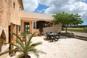 Outdoor dining - Apartment 'Son Coves Petit' with Mountain View, Wi-Fi and Air Conditioning (Illes Balears)