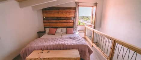 2 bedrooms, desk, iron/ironing board, WiFi