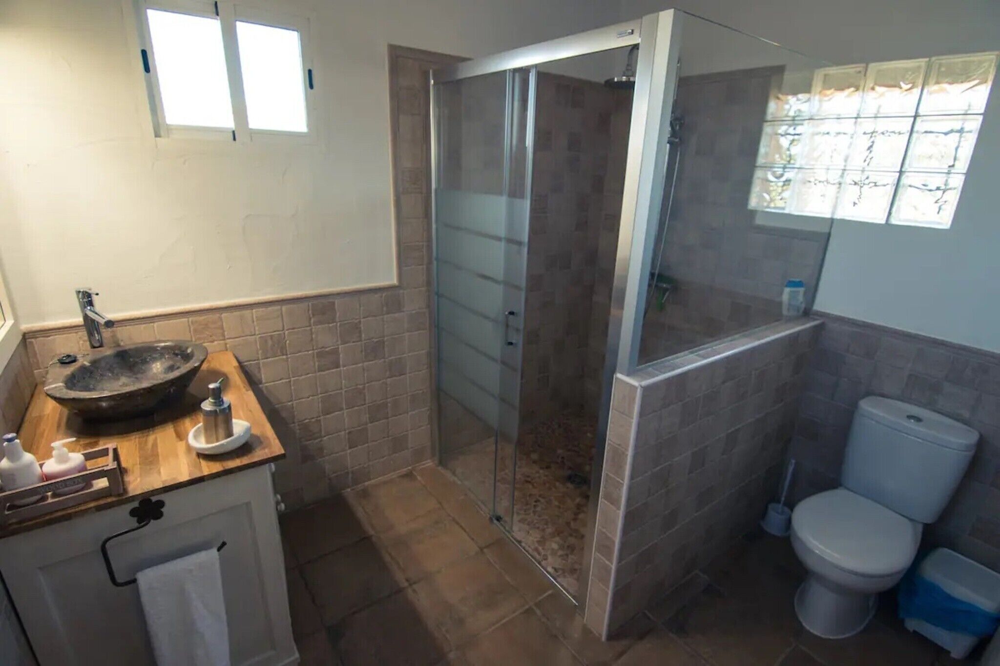 Shower, free toiletries, hair dryer, towels