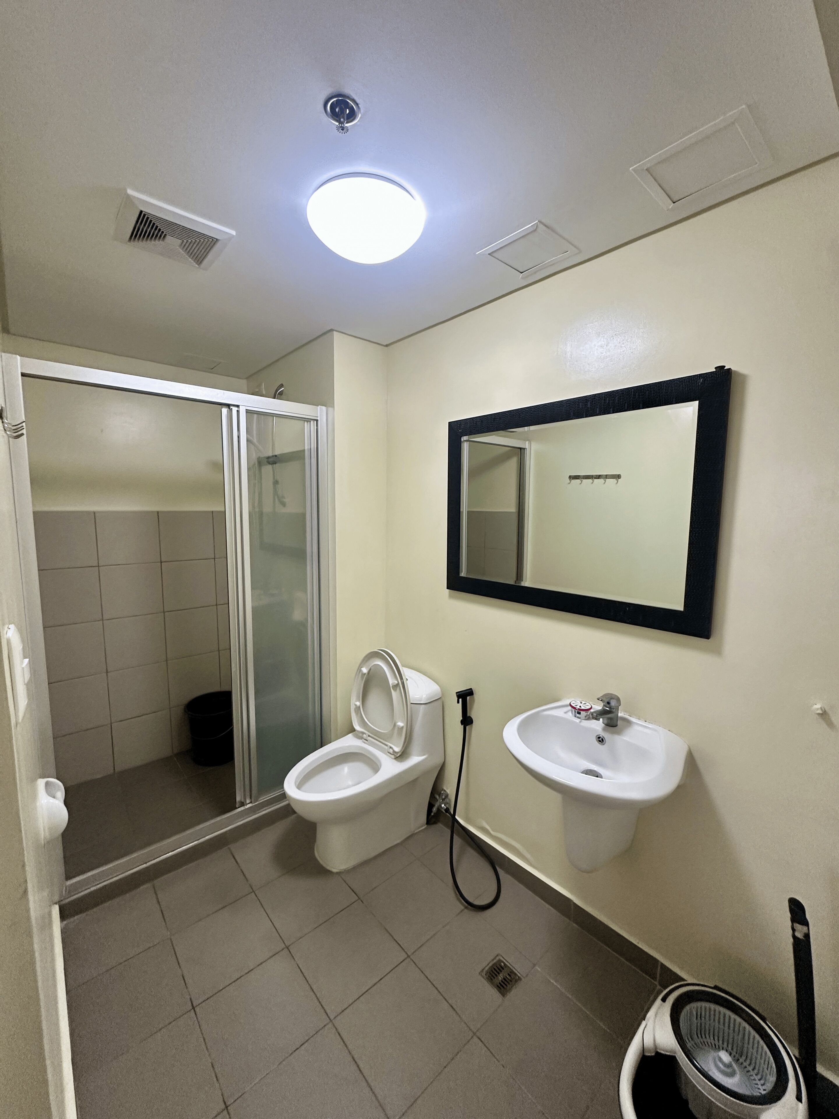 Regadera, bidet, toallas, jabón 