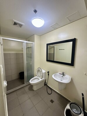 Shower, bidet, towels, soap - BalaiCo Tagaytay 12F 2BR w/ balcony TAAL view (Tagaytay City)