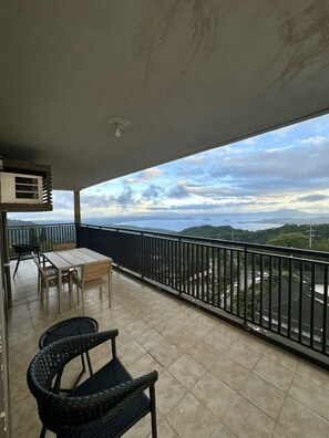 Outdoor dining - BalaiCo Tagaytay 12F 2BR w/ balcony TAAL view (Tagaytay City)
