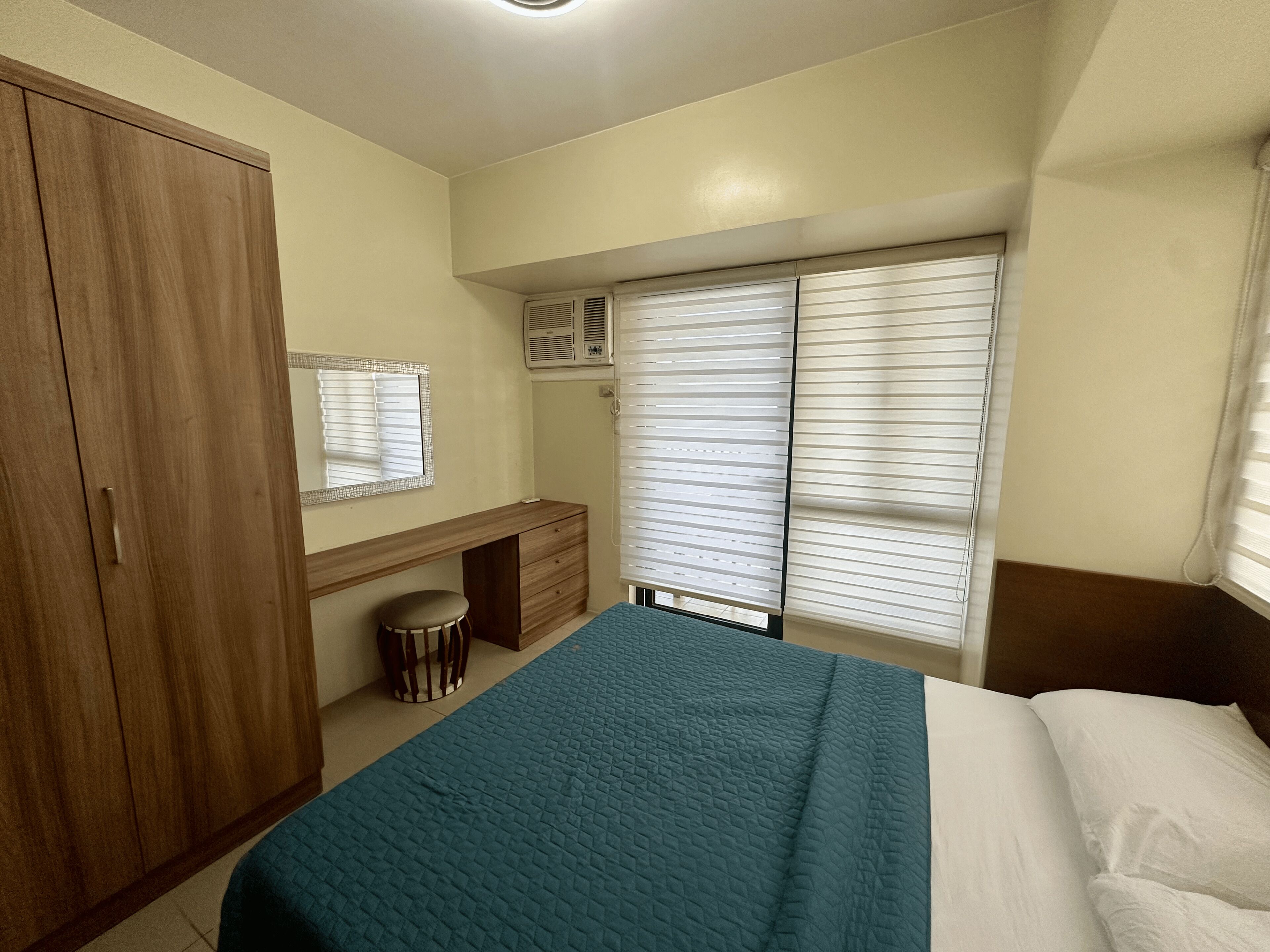 2 bedrooms, internet, bed sheets