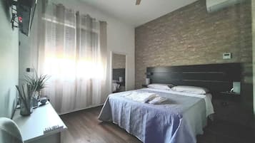 Habitación cuádruple Deluxe, vistas a la montaña | Ropa de cama de alta calidad y edredones de plumas