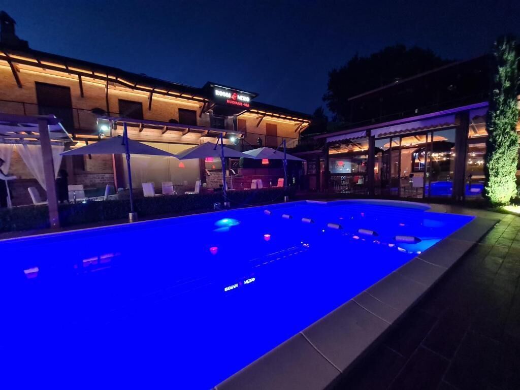 Piscine extérieure (ouverte en saison), parasols de plage