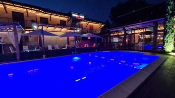 Außenpool (je nach Saison geöffnet), Sonnenschirme, Liegestühle