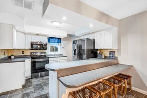 Fridge, microwave, oven, stovetop - Shenandoah Wildwood Retreat w/Firepit and Hot tub (Shenandoah)
