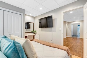 Desk, iron/ironing board, WiFi, bed sheets - Shenandoah Wildwood Retreat w/Firepit and Hot tub (Shenandoah)
