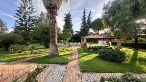 A garden with a gazebo, paved pathways, and various trees. - Palmeiral | Private Pool | 10 Pax | Pêra (Pêra)