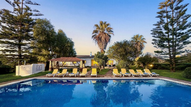 A swimming pool with sun loungers and a covered seating area, surrounded by trees and a building. - Palmeiral | Private Pool | 10 Pax | Pêra (Pêra)