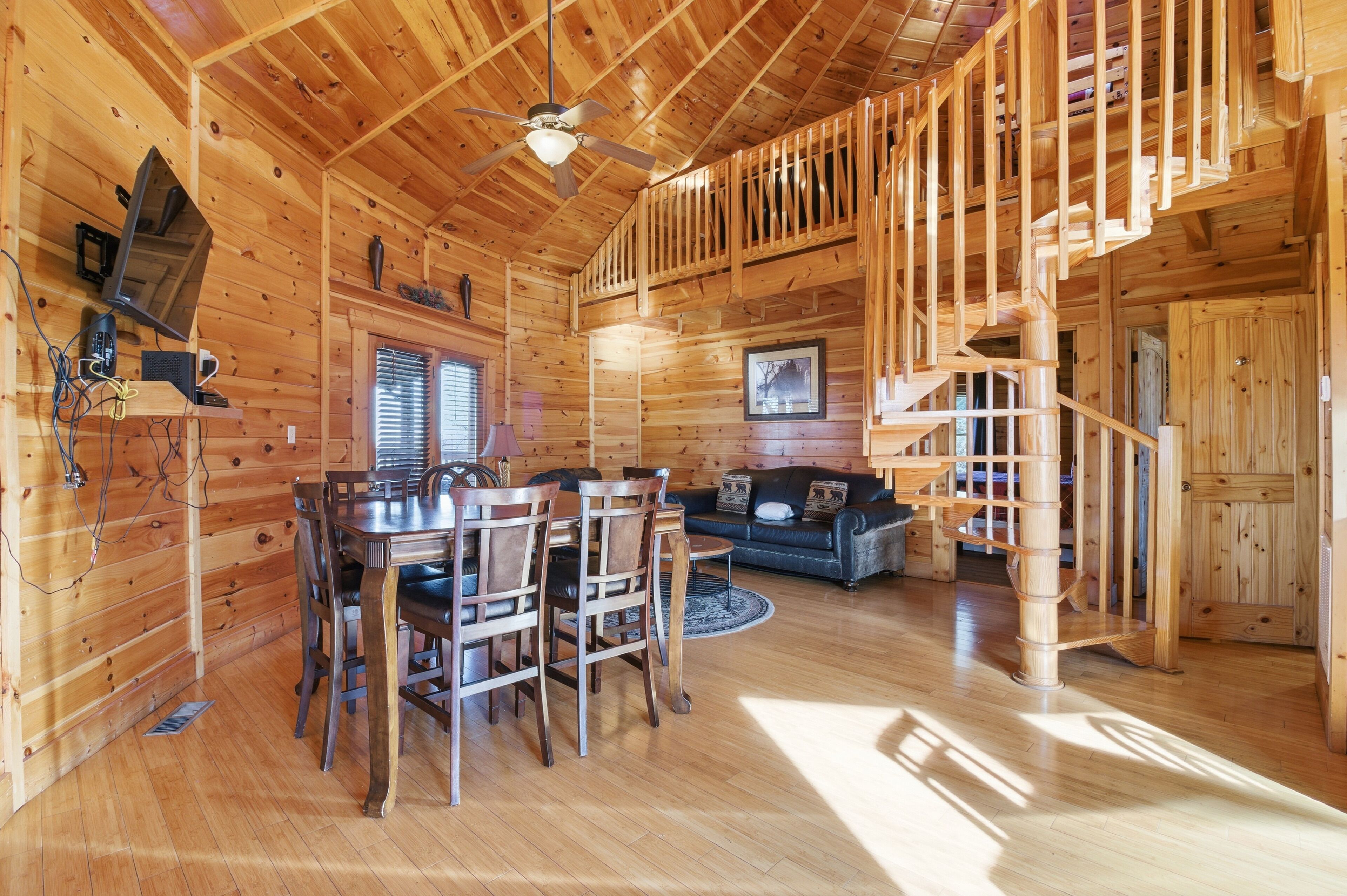 Executive Cabin, 2 Bedrooms, Hot Tub, Mountain View | In-room dining