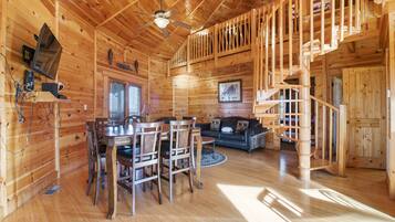 Executive Cabin, 2 Bedrooms, Hot Tub, Mountain View | In-room dining