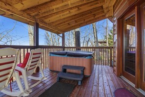 Outdoor spa tub - Just Hanging Around (Sevierville)