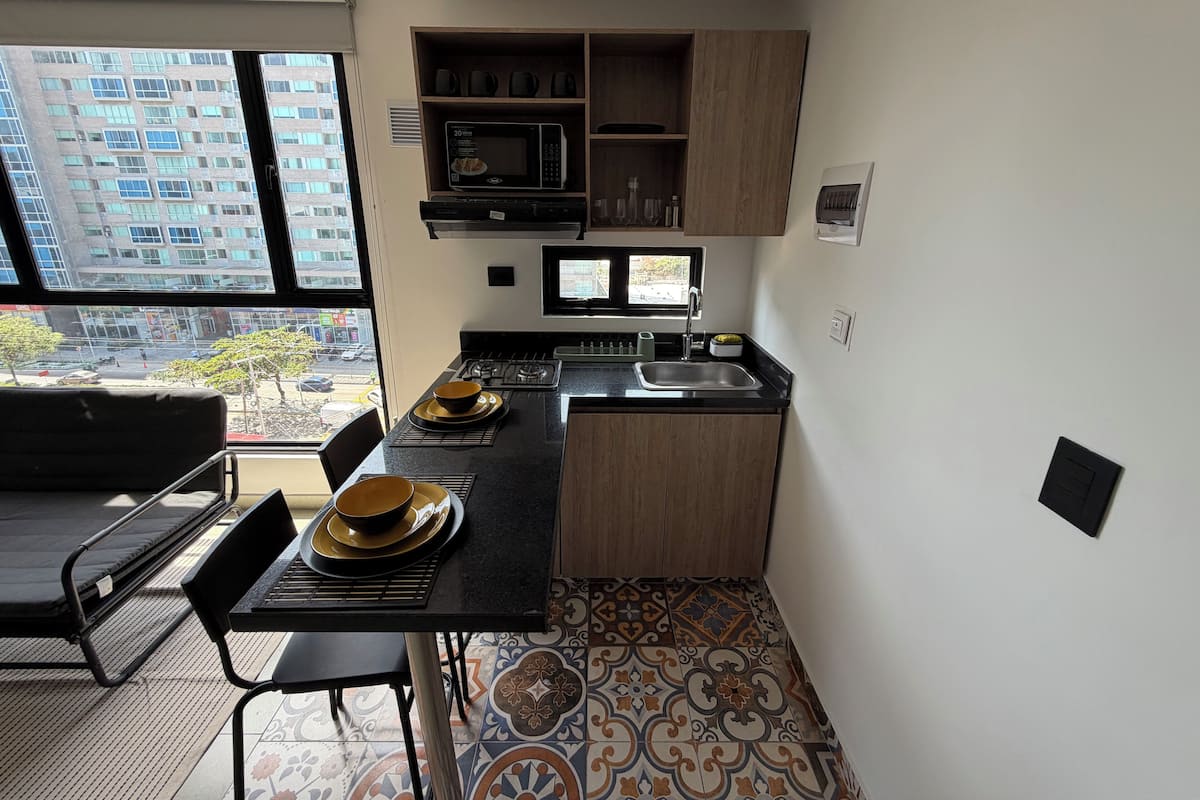 Estudio básico, vistas a la ciudad | Cocina privada | Frigorífico, microondas, lavavajillas y licuadora