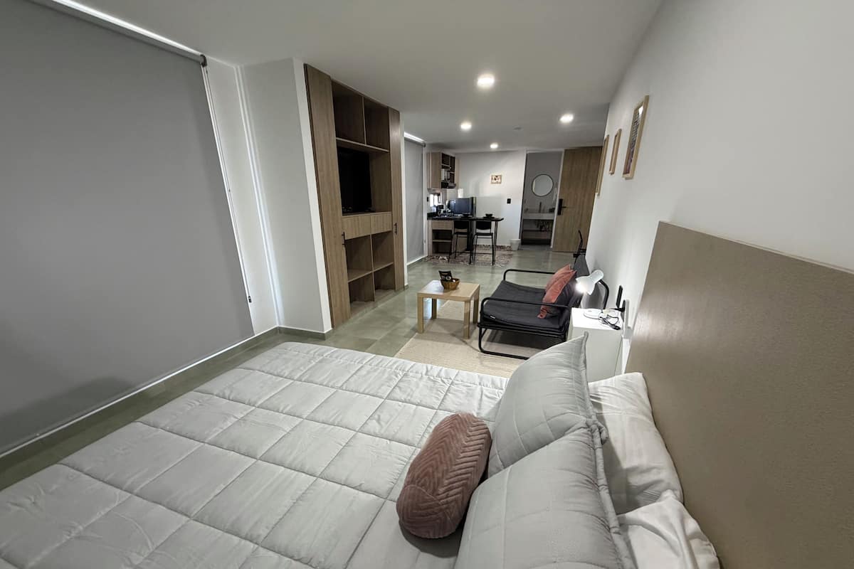 Eenvoudige studio, uitzicht op de stad | Een bureau, een laptopwerkplek, gratis wifi