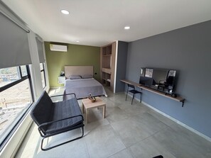 Een bureau, een laptopwerkplek, gratis wifi, beddengoed