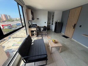 Basic Studio, City View | Living area | 32-inch Smart TV with digital channels - Coral Tower (Barranquilla)