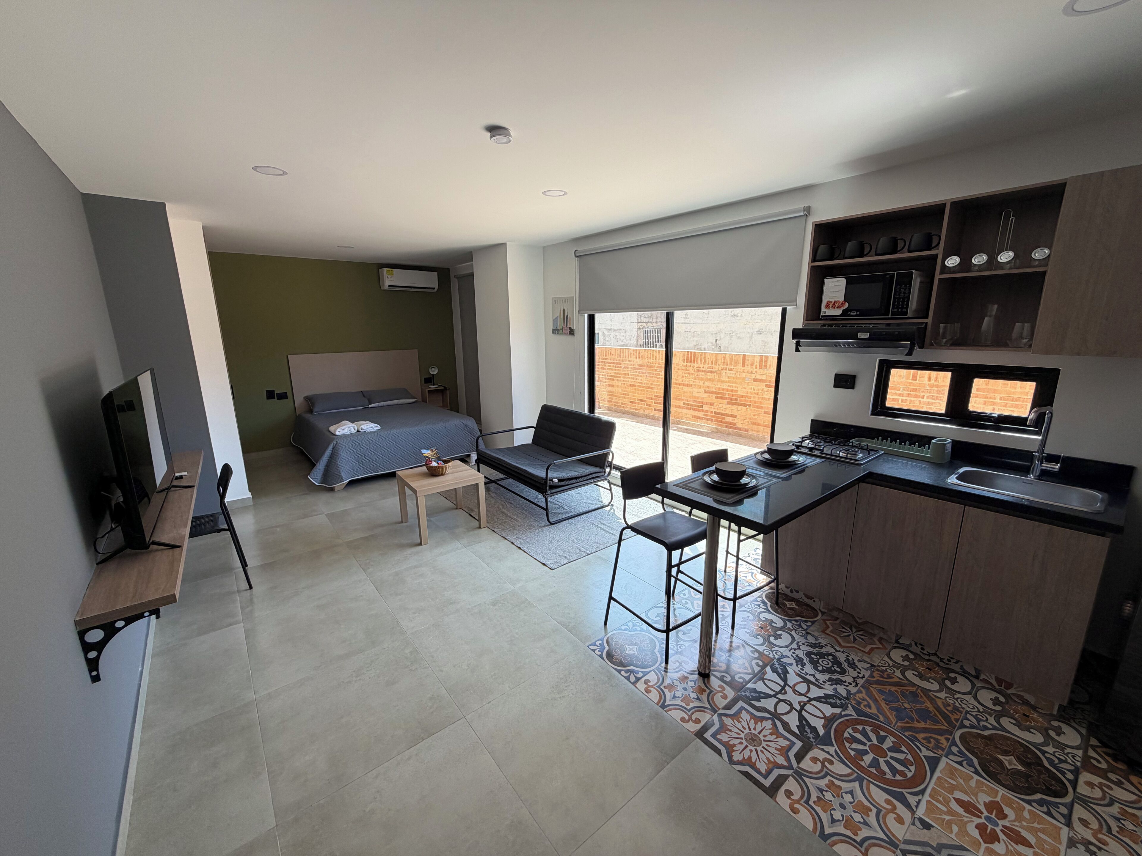 Deluxe Studio, City View | Desk, laptop workspace, free WiFi