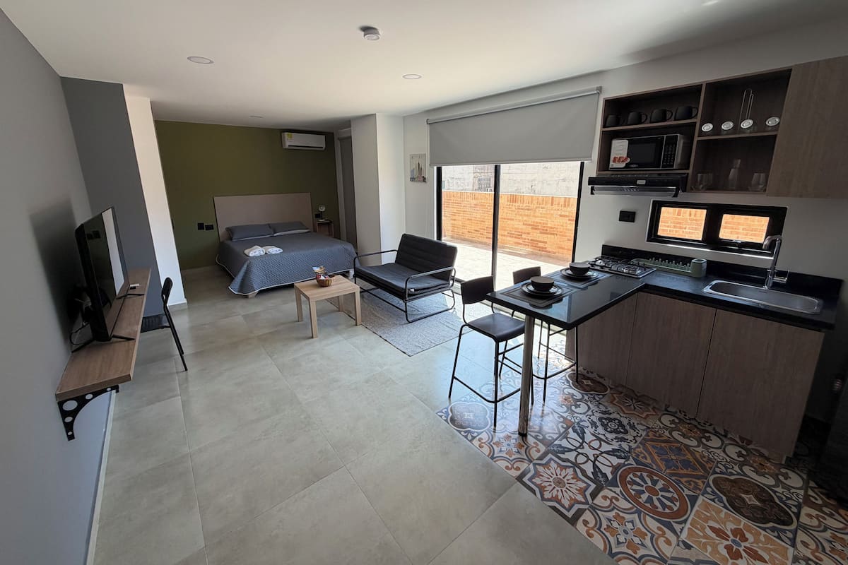 Estudio Deluxe, vistas a la ciudad | Escritorio, espacio para trabajar con un portátil, wifi gratis