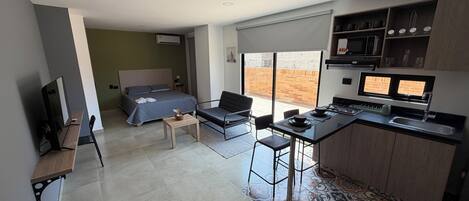 Deluxe Studio, City View | Meja, ruang kerja komputer riba, Wi-fi percuma