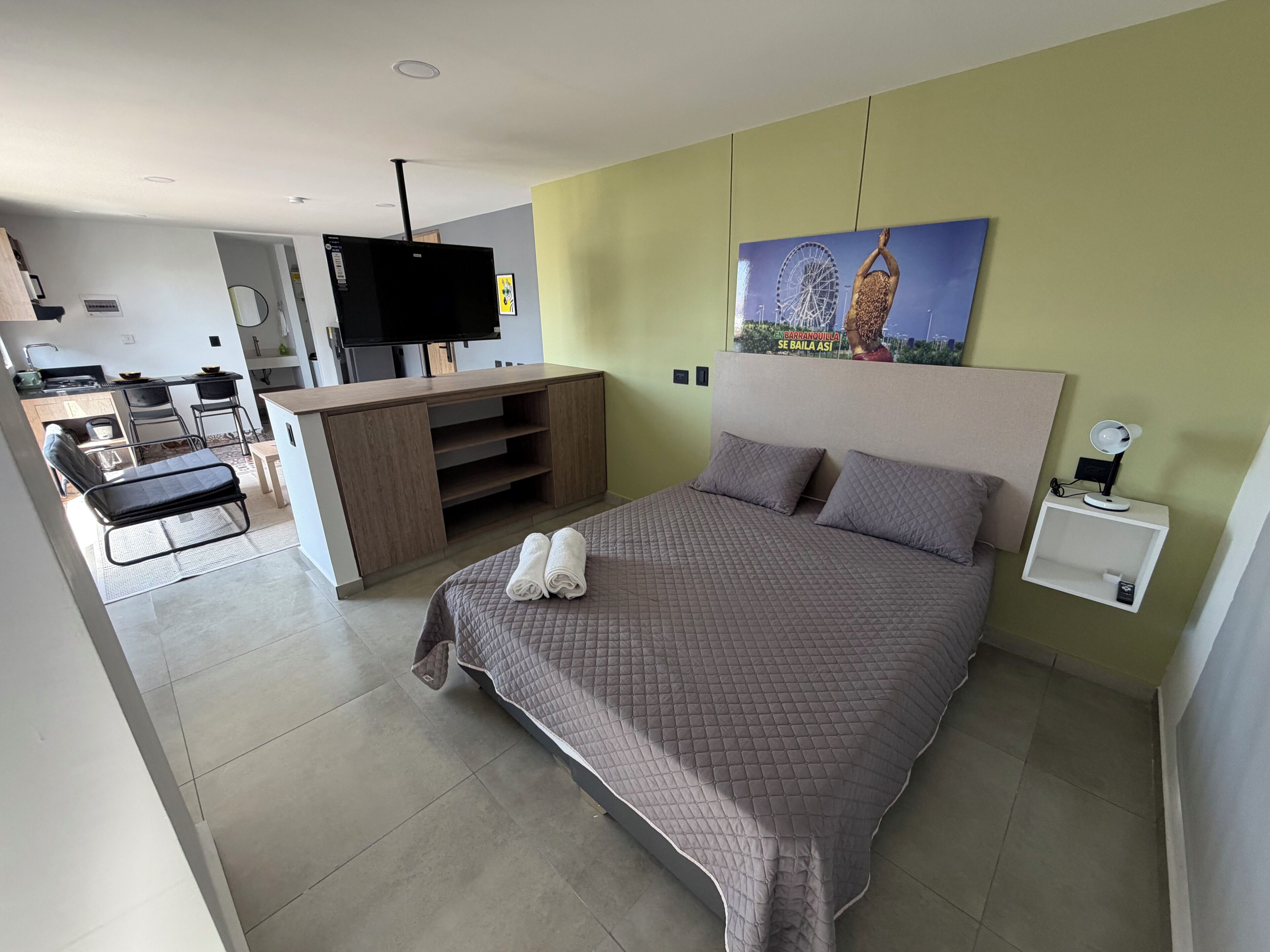 Escritorio, espacio para trabajar con laptop y wifi gratis 