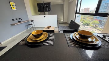 Basic Studio, City View | Ruang tamu | 32 inci sebuah televisyen pintar dengan digital