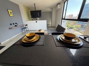 Basic Studio, City View | Living area | 32-inch Smart TV with digital channels - Coral Tower (Barranquilla)