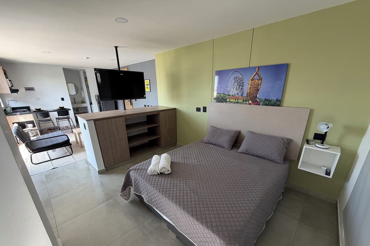 Een bureau, een laptopwerkplek, gratis wifi