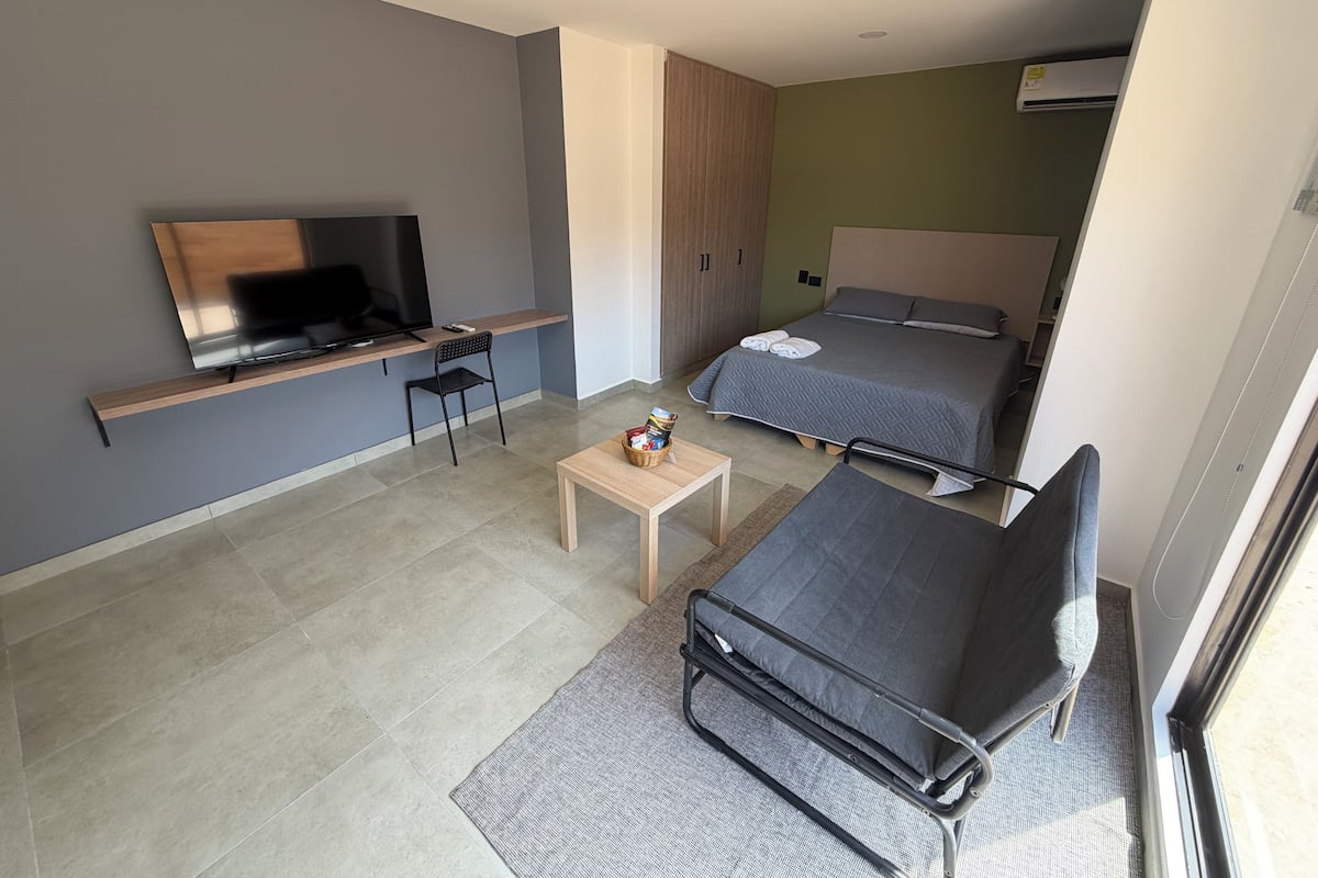 Een bureau, een laptopwerkplek, gratis wifi