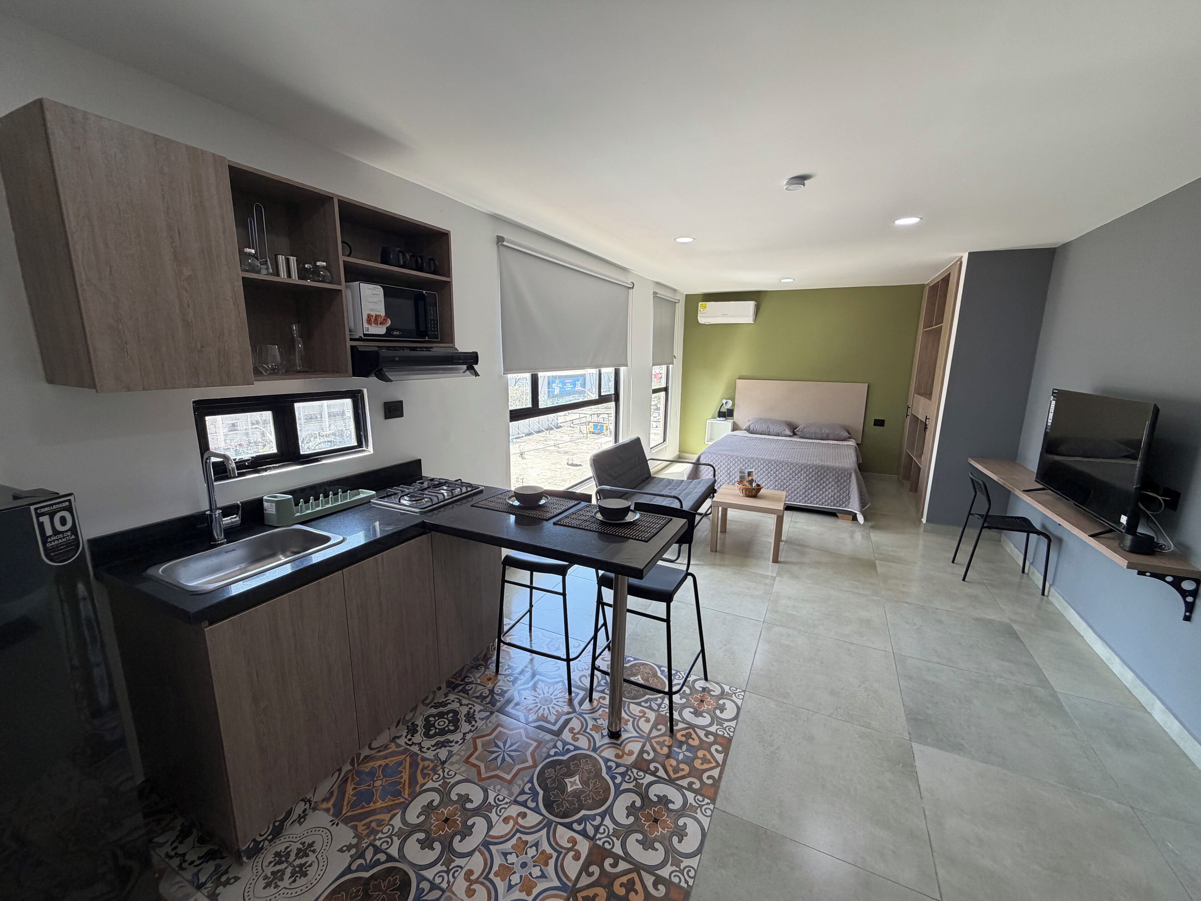 Basic Studio Suite, City View | Desk, laptop workspace, free WiFi