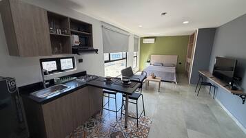 Eenvoudige studio suite, uitzicht op stad | Een bureau, een laptopwerkplek, gratis wifi
