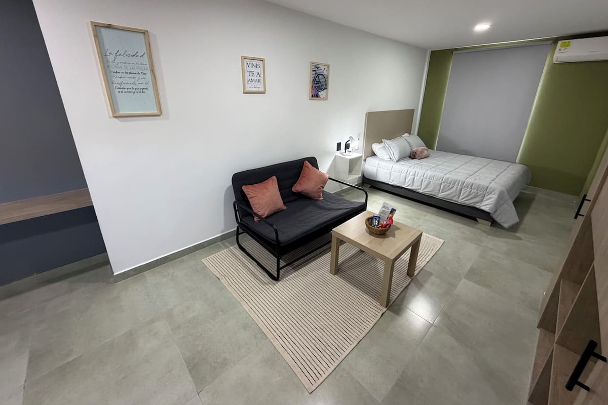 Een bureau, een laptopwerkplek, gratis wifi