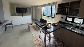 Una cucina moderna con zona pranzo, ampie finestre e vista sulla città.